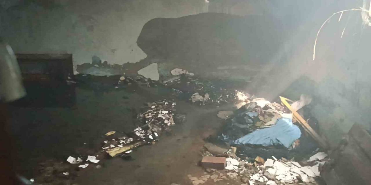 Metruk Binada Yangın Çıktı, Mahalleli İsyan Etti: "çocuklarımız Risk Altında"
