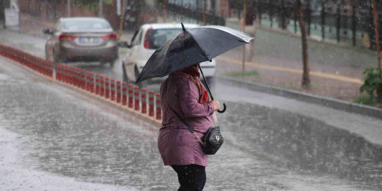 Aniden Bastıran Yağmura Vatandaşlar Hazırlıksız Yakalandı