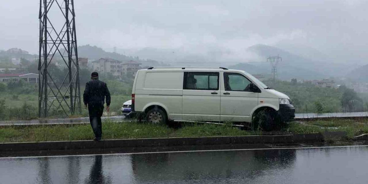 Direksiyon Hakimiyetini Kaybetti, Kaldırıma Çıktı
