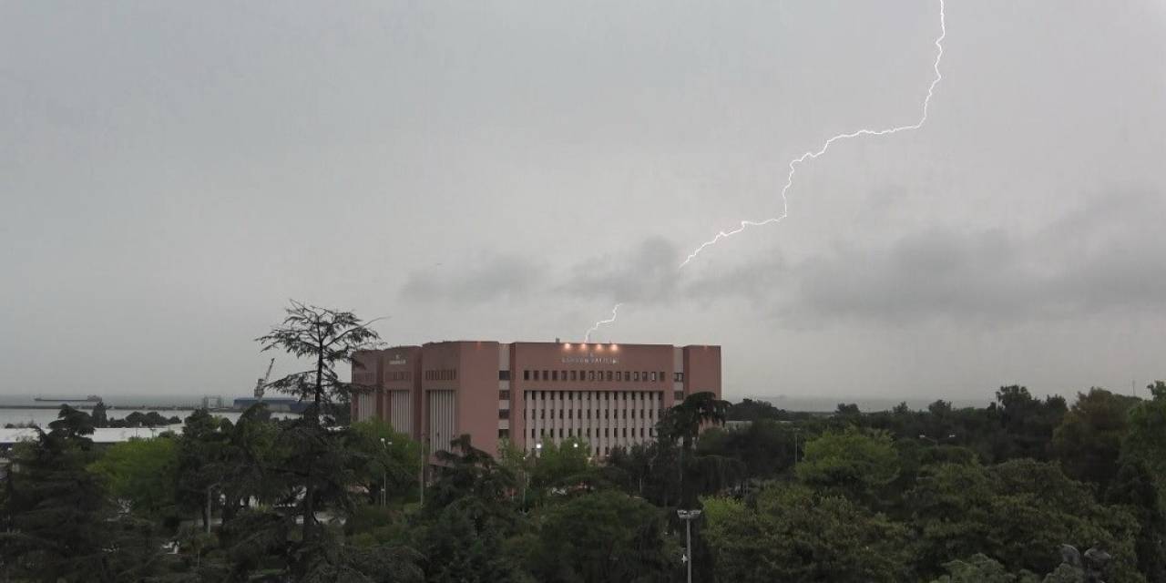 Samsun’da Sağanak Yağış Yolları Göle Çevirdi