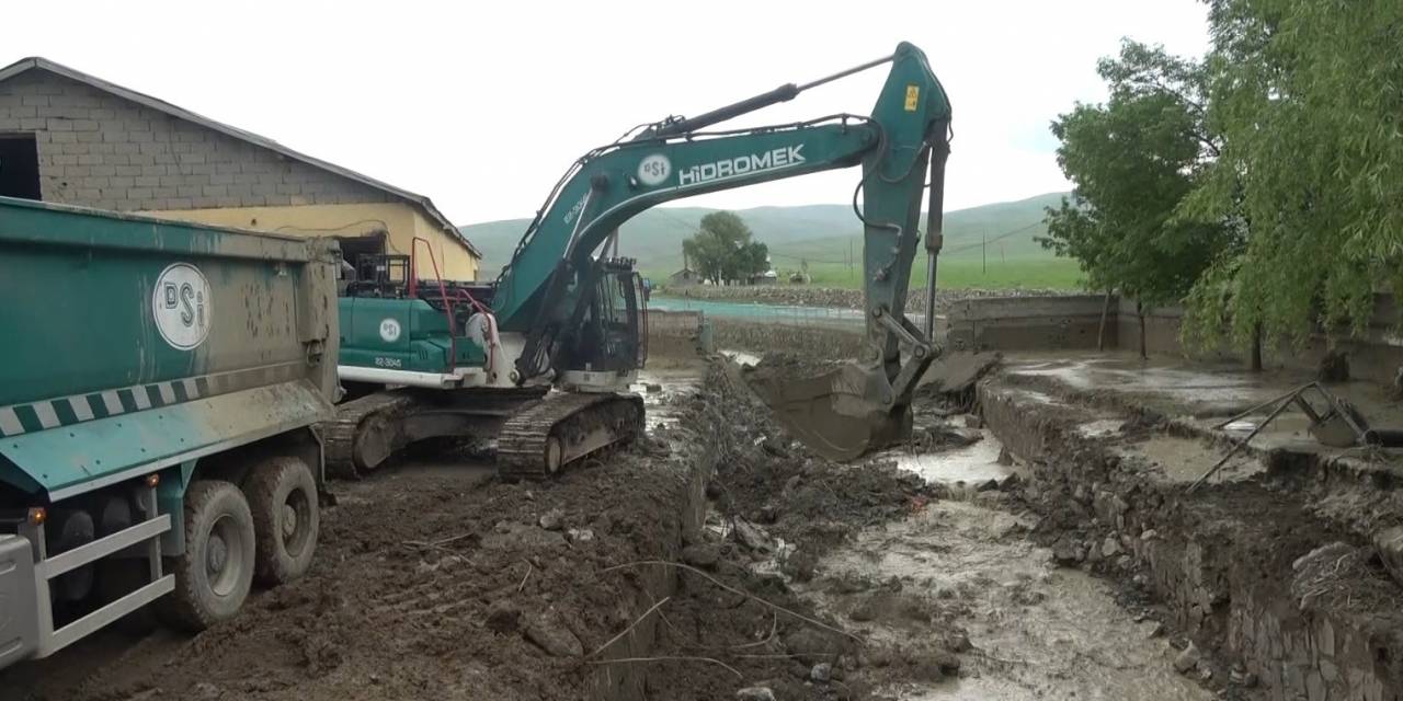 Muş’taki Sel Felaketinin Yaraları Sarılıyor