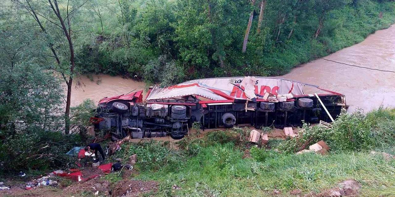 Samsun’da Tır Çaya Devrildi: 2 Yaralı