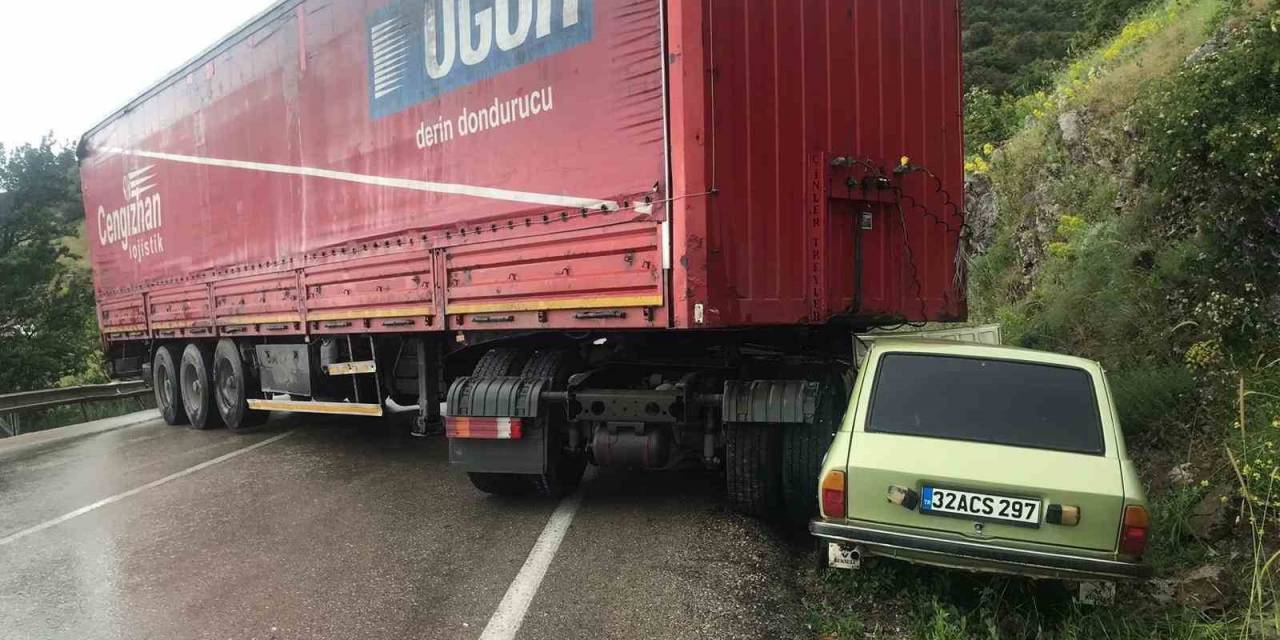 Eğirdir’de Tır Otomobile Çarptı: 2 Yaralı