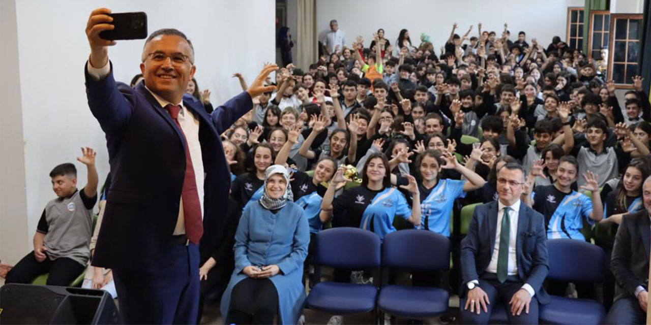 Vali Çeber Boğaz Ortaokulu'nun Kariyer Günlerine Konuk Oldu