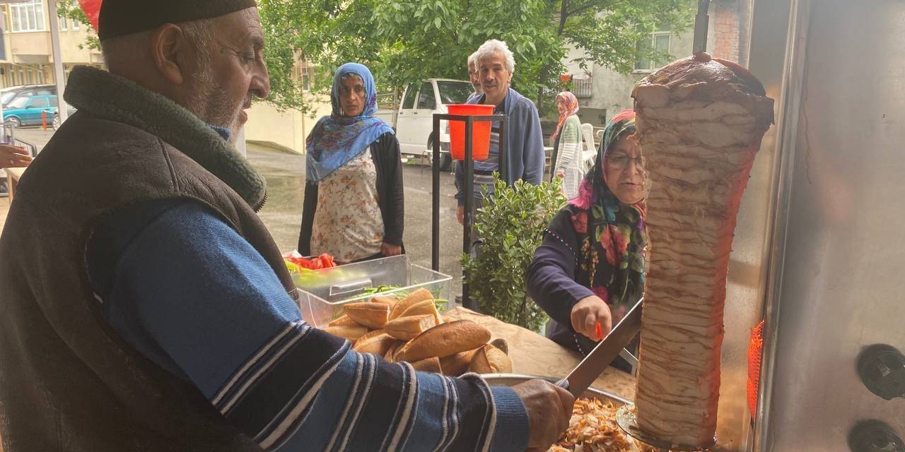 Cumhurbaşkanı Erdoğan’ın Zaferi İçin Döner Ve Tulumba Dağıttı