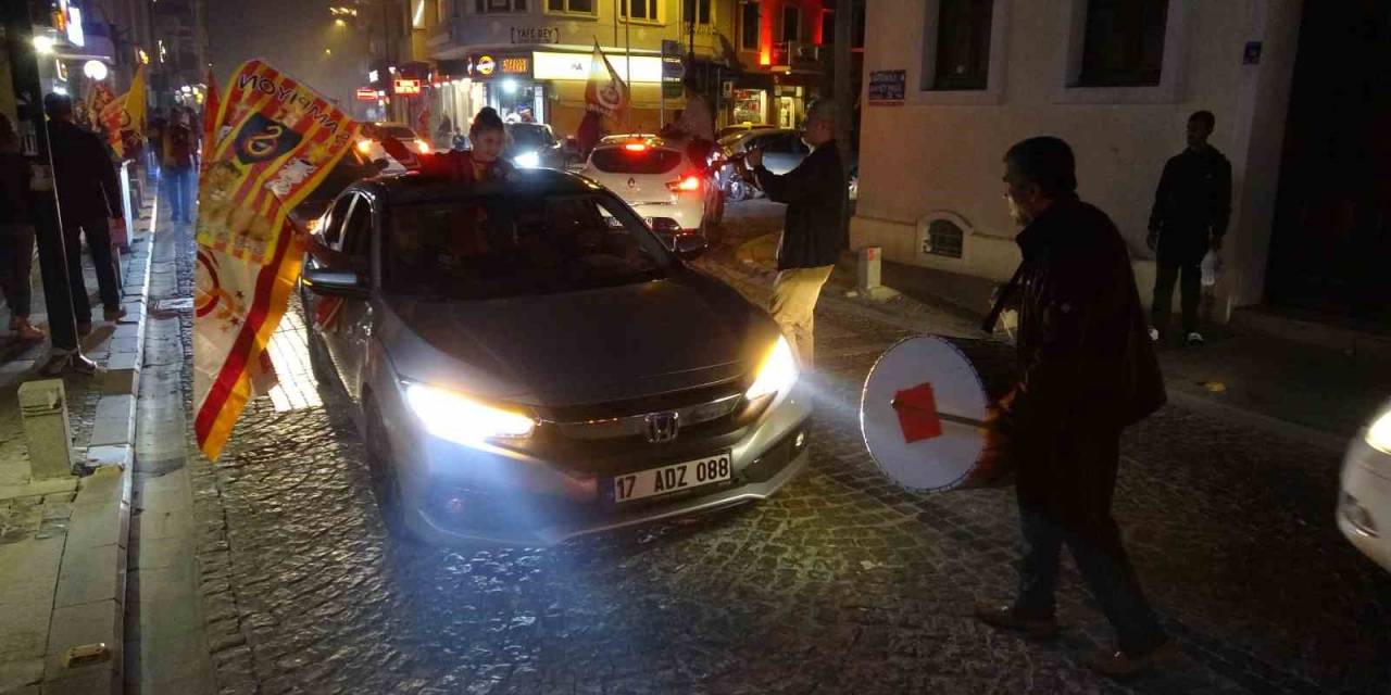 Çanakkale’de Taraftarlardan Davul Zurnalı Kutlama