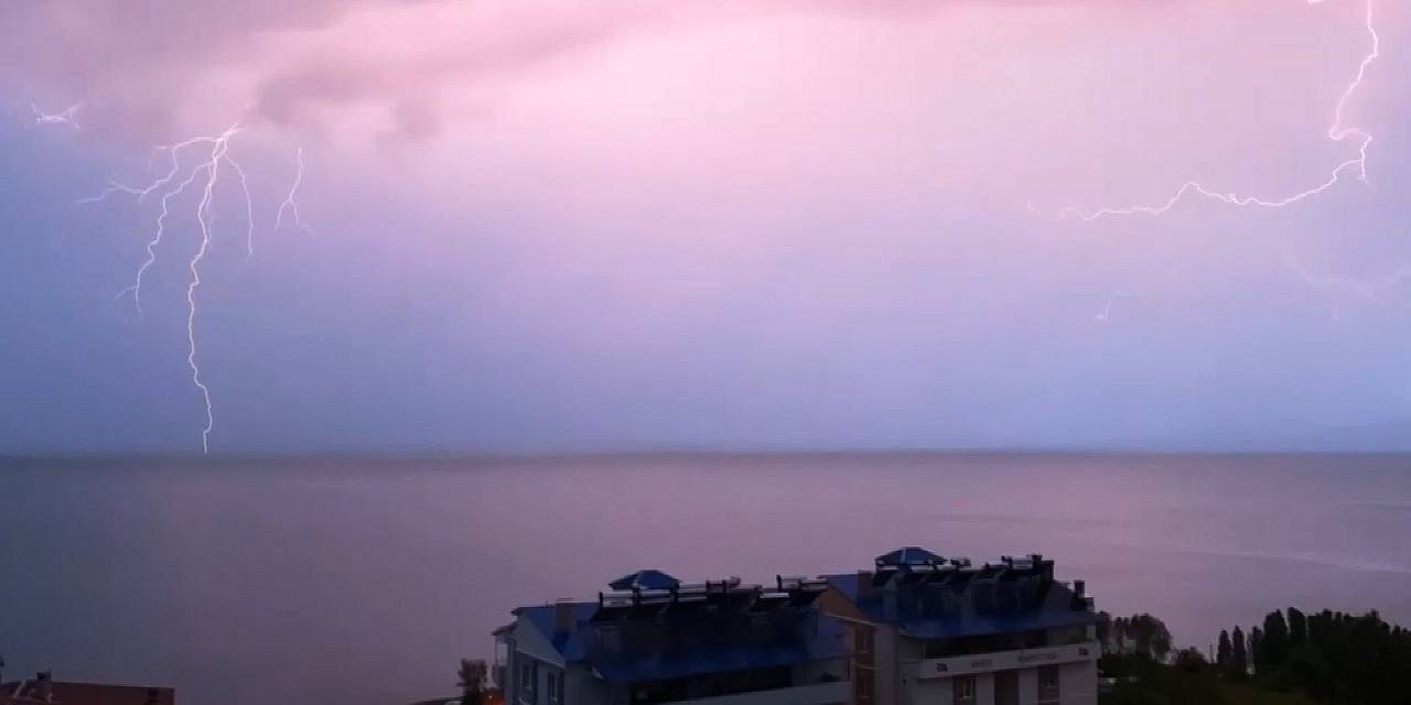 Van Gölü Üzerinde Çakan Şimşekler Görsel Şölen Oluşturdu