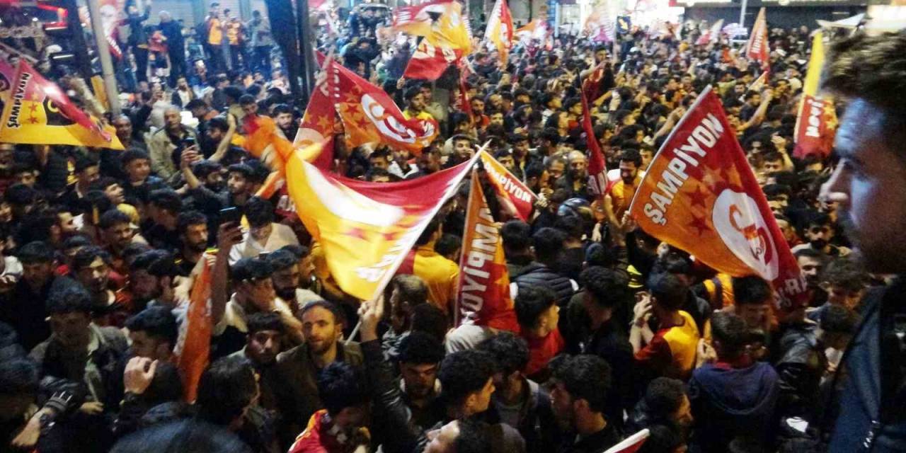 Galatasaraylı Taraftarlar Kutlama İçin Van’da Sokağa Döküldü