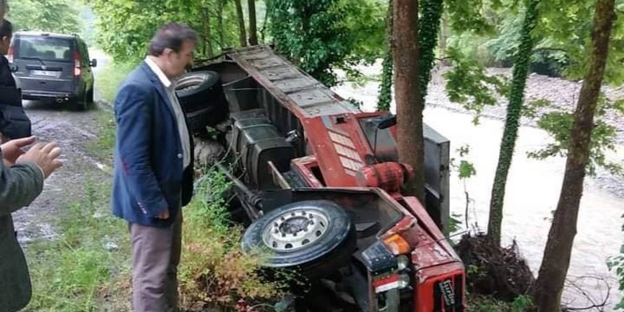 Köy Hizmetleri Kamyonu Şarampole Yuvarlandı: 1 Yaralı