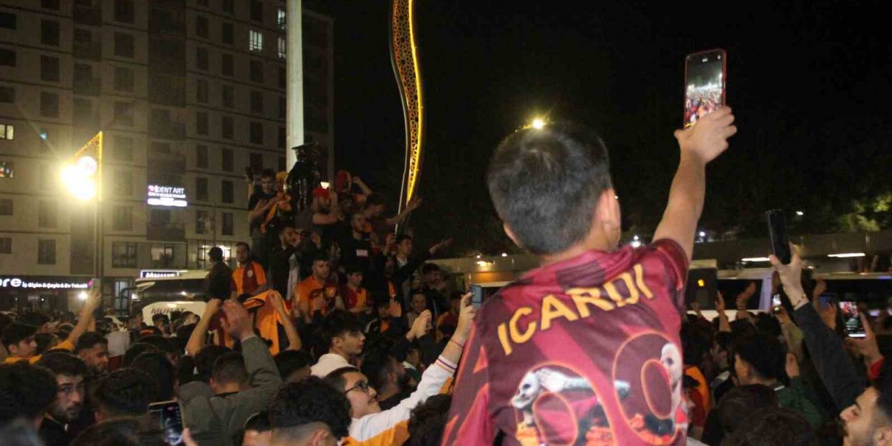 Elazığ’da Taraftarlar Meydanı Karnaval Alanına Çevirdi