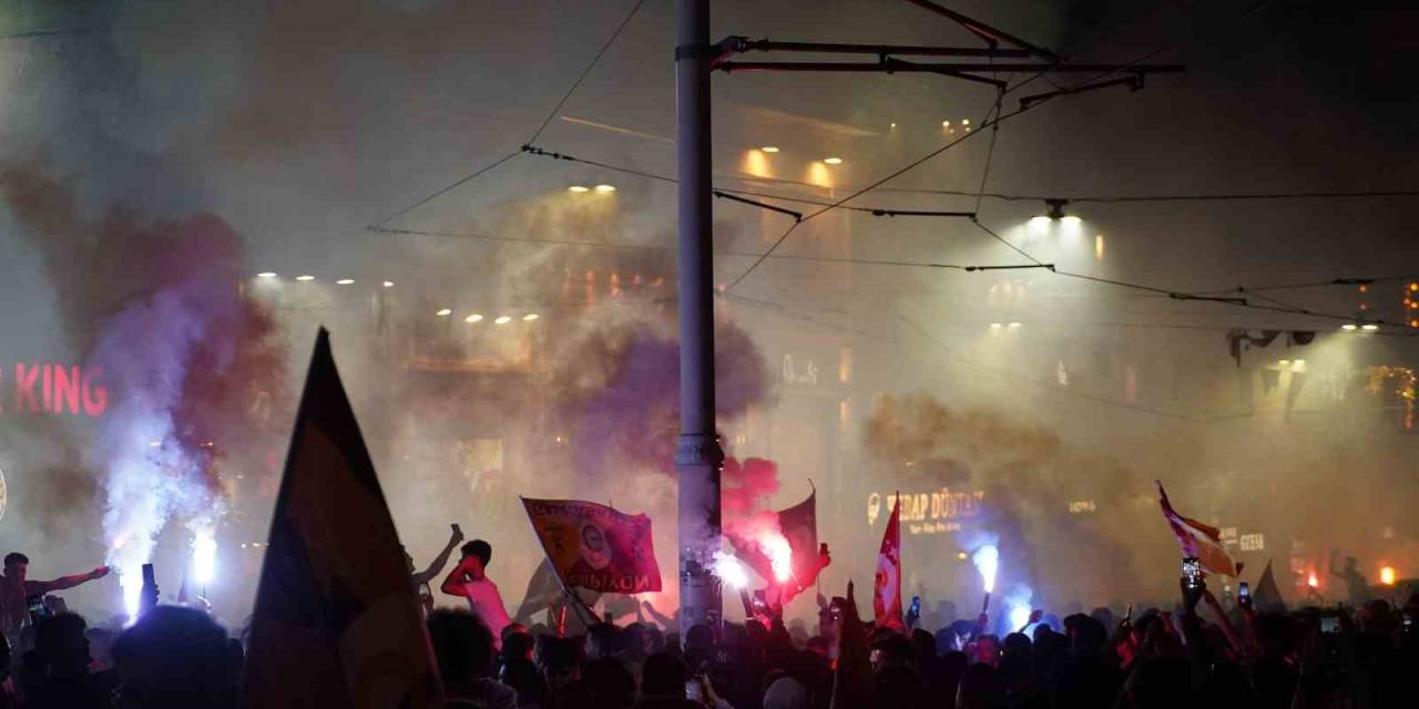 Taksim Sarı-kırmızıya Büründü