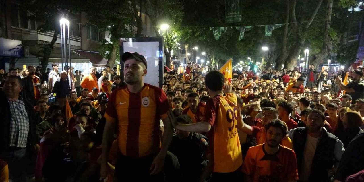 Kocaeli’de Galatasaraylılar Şampiyonluğu Coşkuyla Kutladı