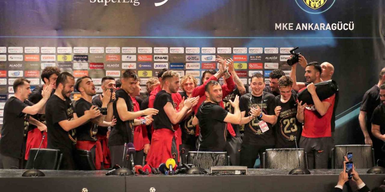 Okan Buruk’a Futbolculardan ‘sulu’ Kutlama