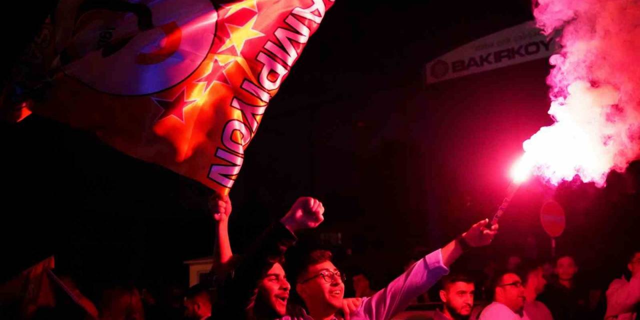 Taraftarlar, Florya Metin Oktay Tesisleri İçinde Takımı Bekliyor