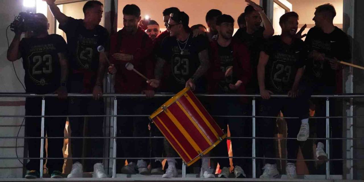 Galatasaray Şampiyonluğu Florya’da Taraftarıyla Kutladı