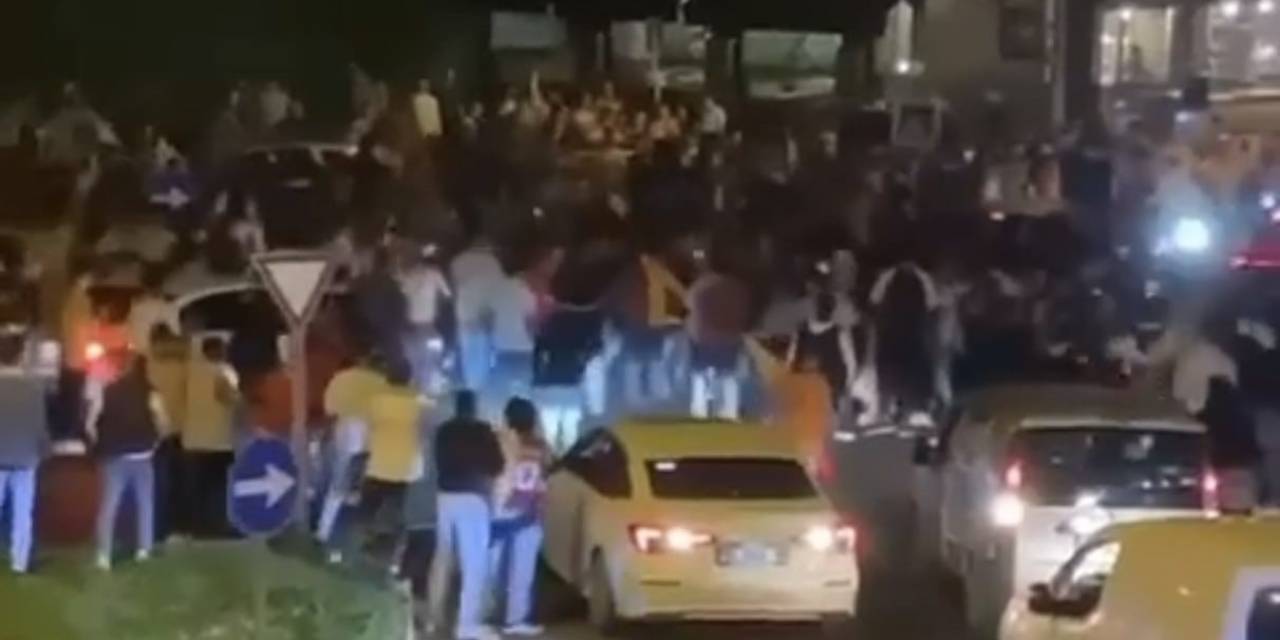 İnanılmaz Olay...şampiyonluk Kutlayanların Üzerine Aracını Sürdü: 2 Yaralı