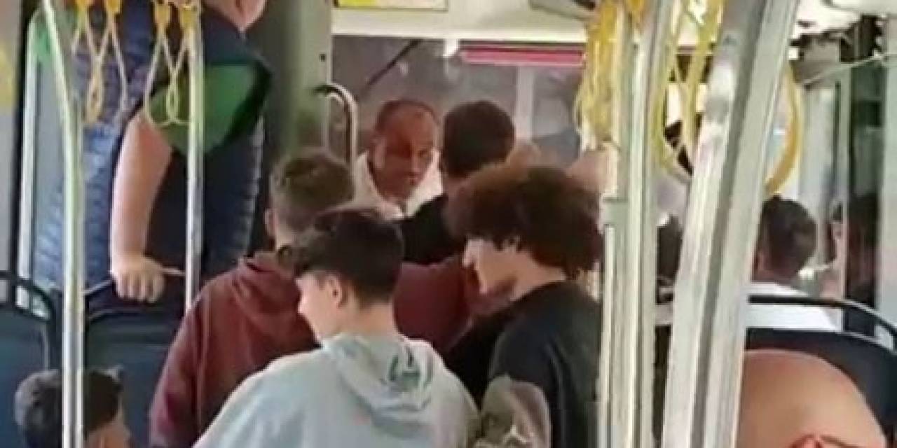 Arnavutköy’de Otobüs Şoförü İle Öğrenciler Arasında Düğme Tartışması Kamerada