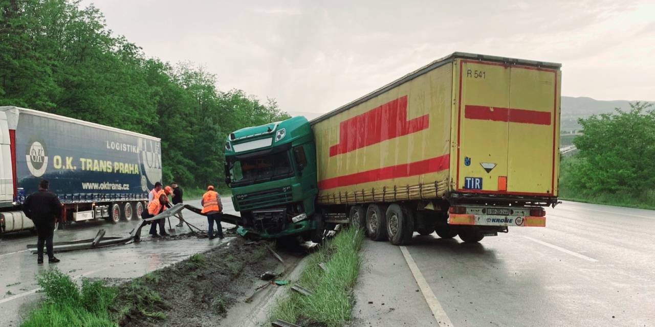 Samsun’da Tır Bariyere Çarpıp Su Kanalına Girdi
