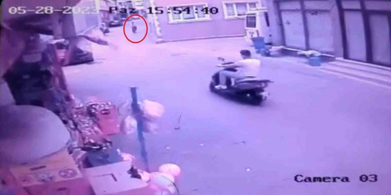 Şaka Gibi...boş Yolda Motosiklet Ve Bisiklet Kafa Kafaya Böyle Çarpıştı