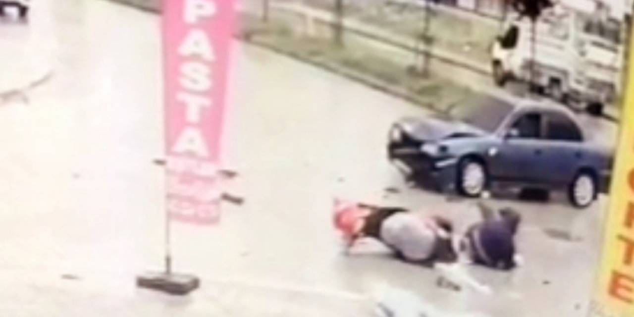 Samsun’da Otomobilin 2 Motosiklete Çarpma Anı Kamerada
