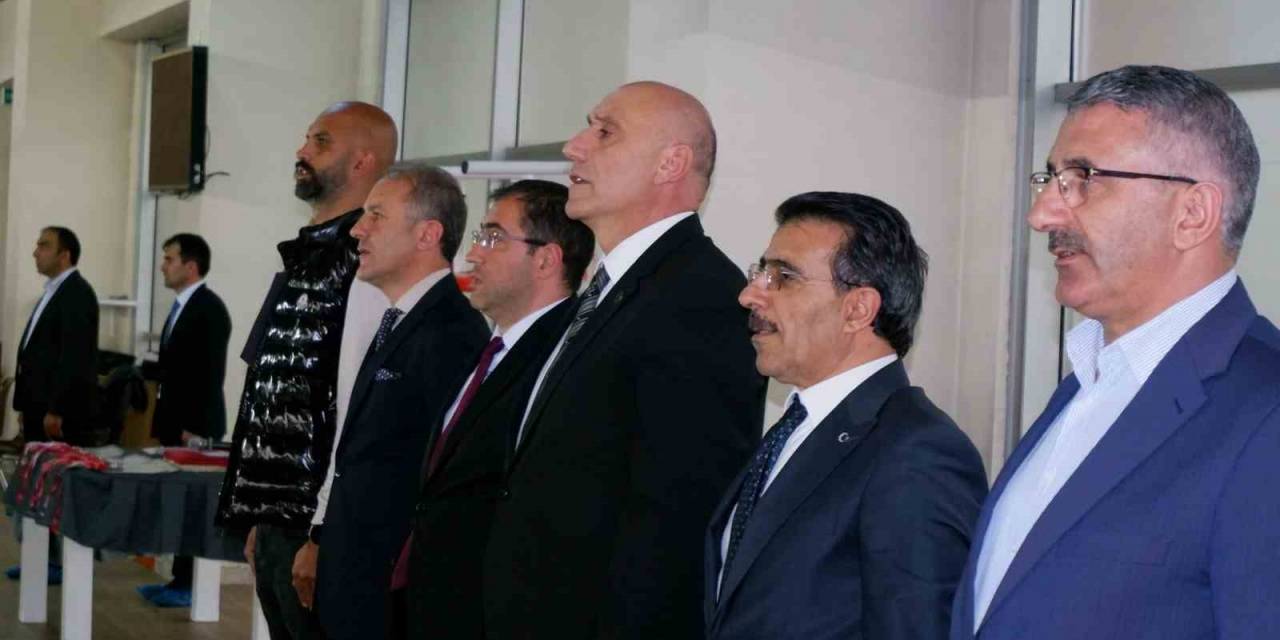 Minik Yüzücüler Madalya İçin Yarıştı