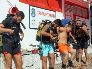 Dalgıçlar Denizin Dibinden Çöp Topladı