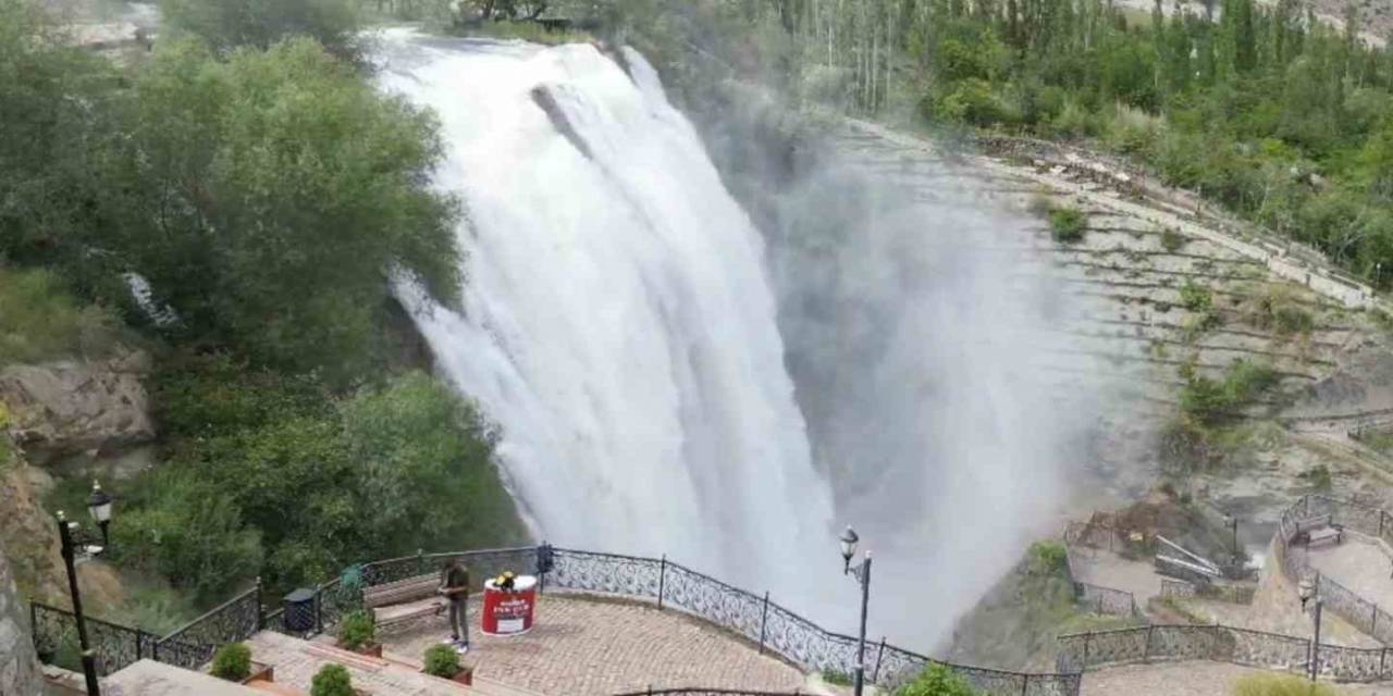 Tortum Şelalesi Coştu