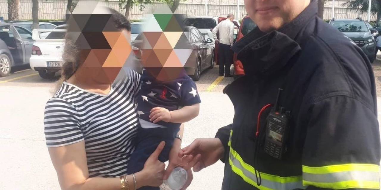 Yalova’da Otomobilde Mahsur Kalan Bebeği İtfaiye Kurtardı