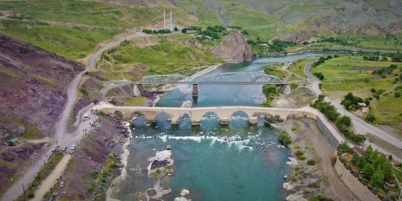 Depremlere Meydan Okuyan Tarihi Palu Köprüsü İlk Günkü İhtişamını Koruyor