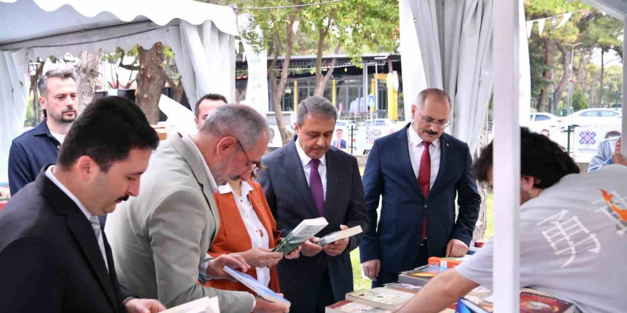 Altıeylül Kitap Fuarı Yazarların Ve Okurların Katılımıyla Devam Ediyor