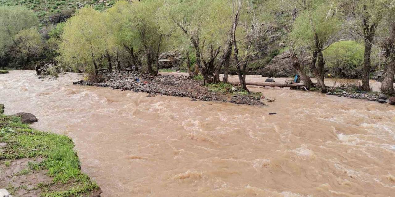 Tekman’da Sağanak Yağış Derelerin Taşmasına Neden Oldu