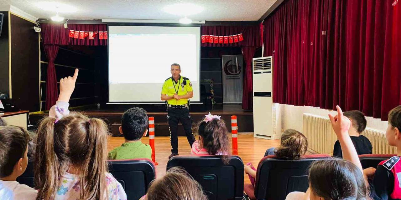 Sason’da Minik Öğrencilere Temel Trafik Eğitimi Verildi