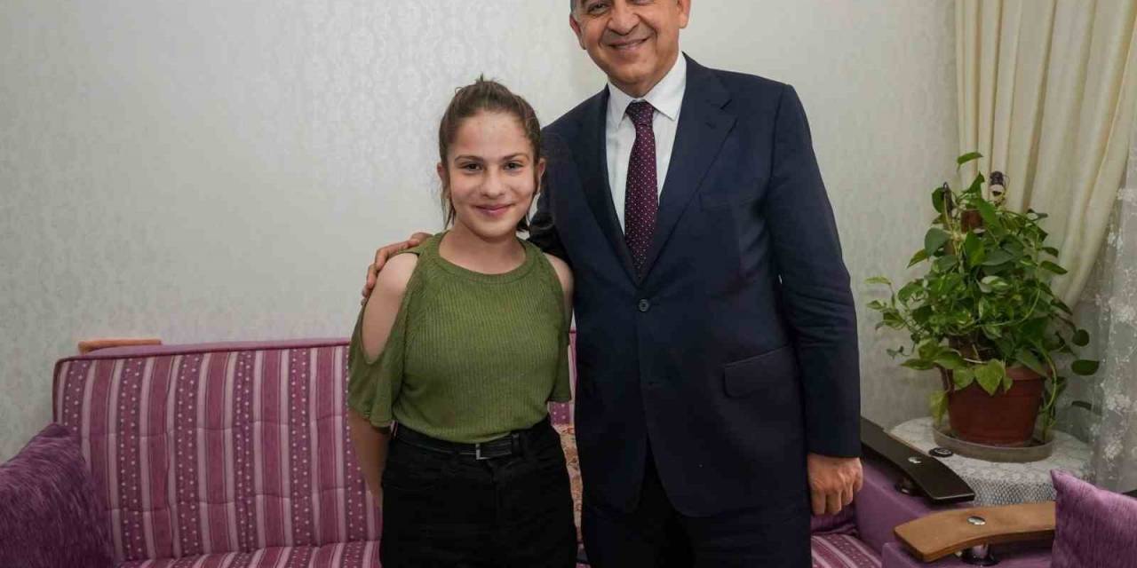 Sınava Girecek Öğrencilere Hediye Verdi