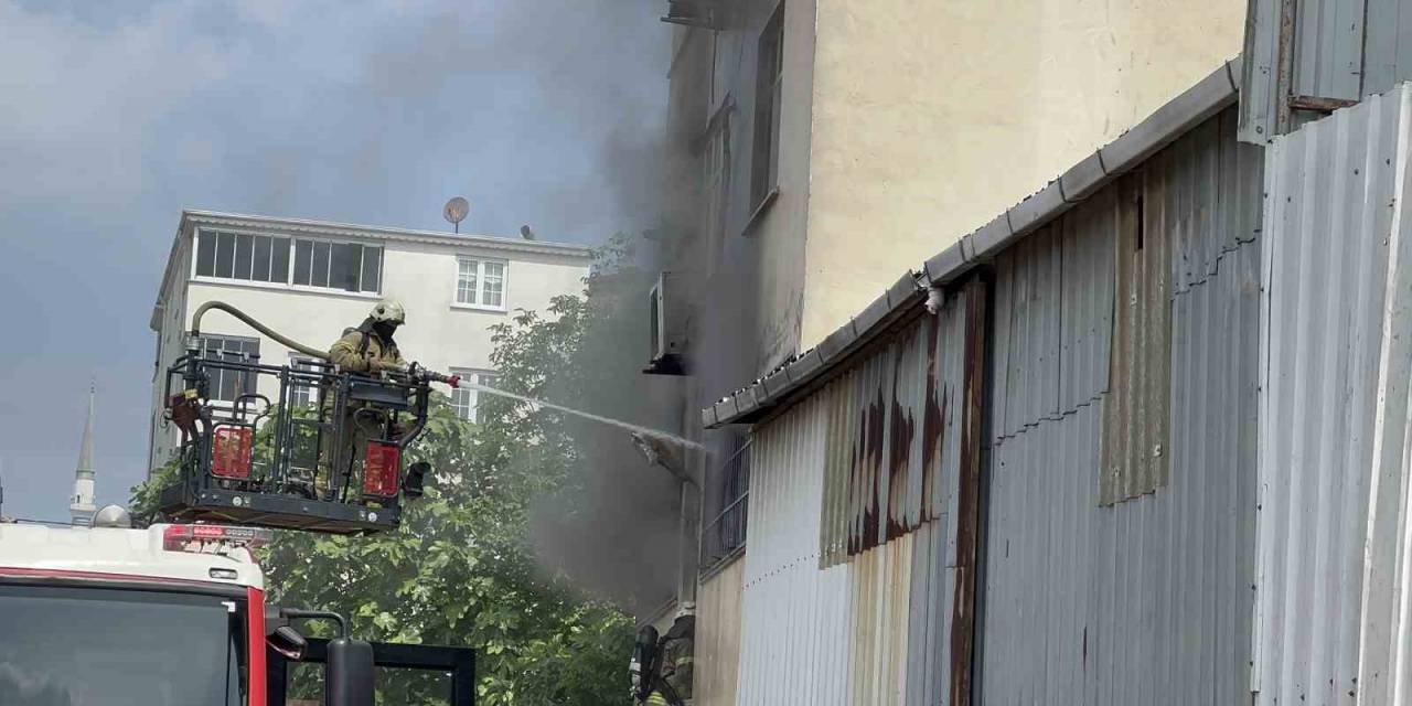 Arnavutköy’de Lastik Deposunda Çıkan Yangın Paniğe Neden Oldu