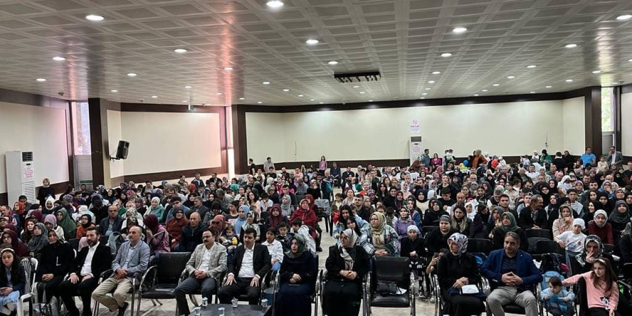 Gediz’de Minik Kur’an Kursu Öğrencilerinden Yıl Sonu Gösterisi