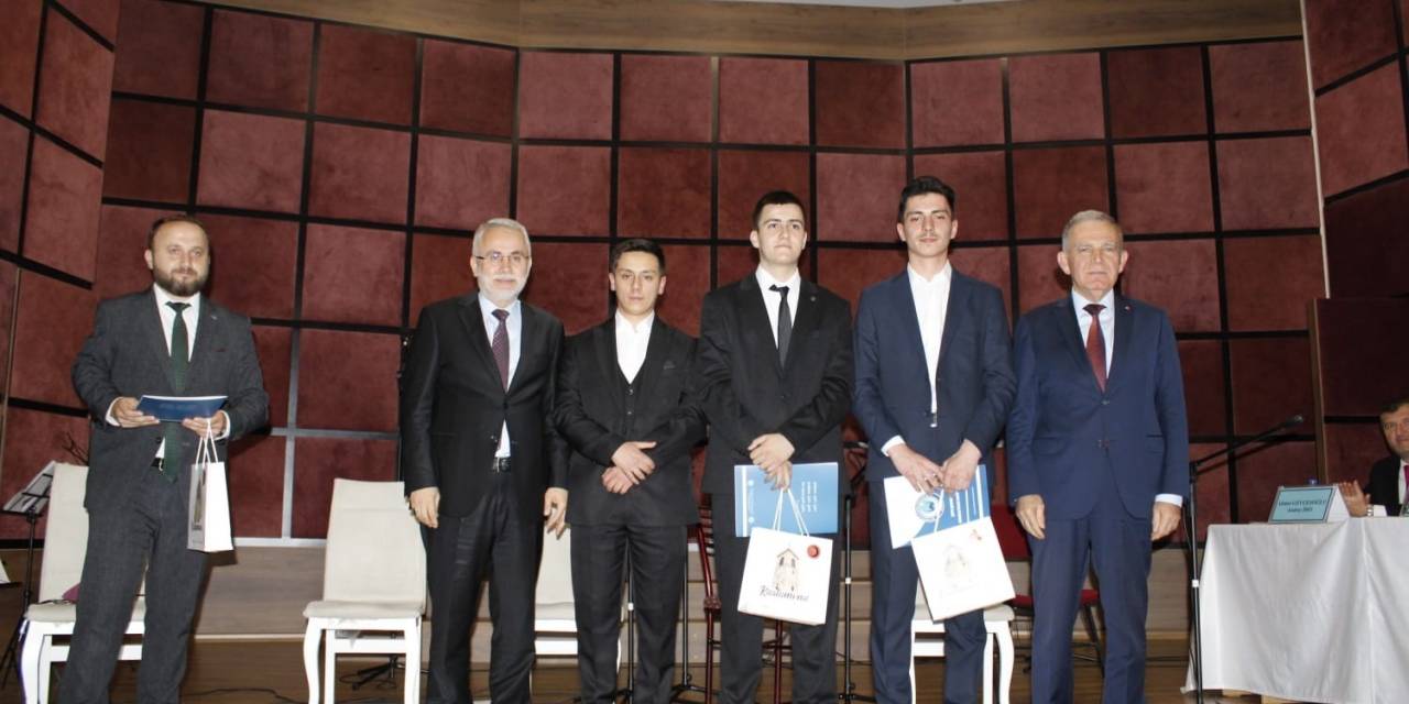 Ezbere 40 Hadis Okuma Yarışmasında Dereceye Giren Öğrencilere Ödülleri Verildi