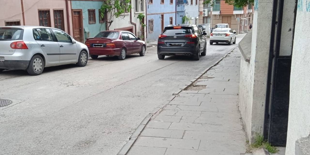 Yokuş Aşağı İnen Sokakta Sürati Ve Kazayı Önlemek İçin Kasis İsteniyor