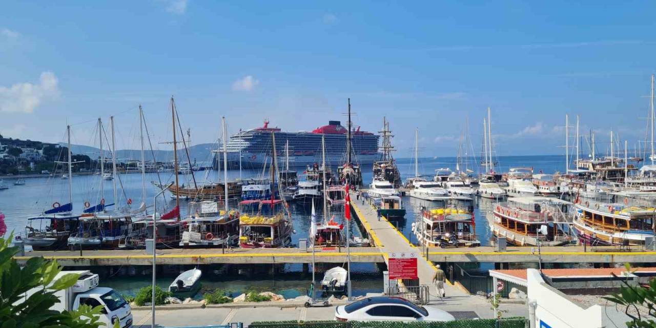 İki Gemi İle Bodrum’a 1982 Yolcu Geldi