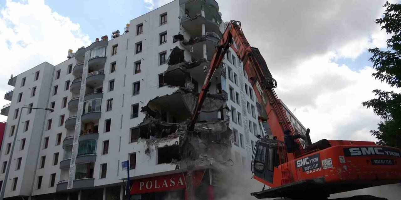 Diyarbakır’da Depremde 6-7 Kolonu Patlayan Binanın Yıkımına Başlandı