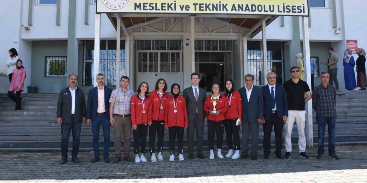 Mesleki Ve Teknik Anadolu Lisesinde Yıl Sonu Sergisi