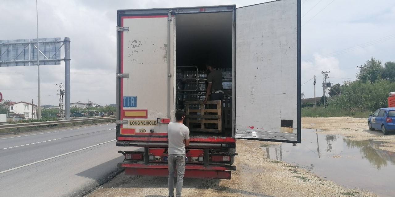 Kaza Yapan Araçlara Çarpmamak İçin Fren Yapan Tırın Dorsesindeki Alkoller Yola Döküldü