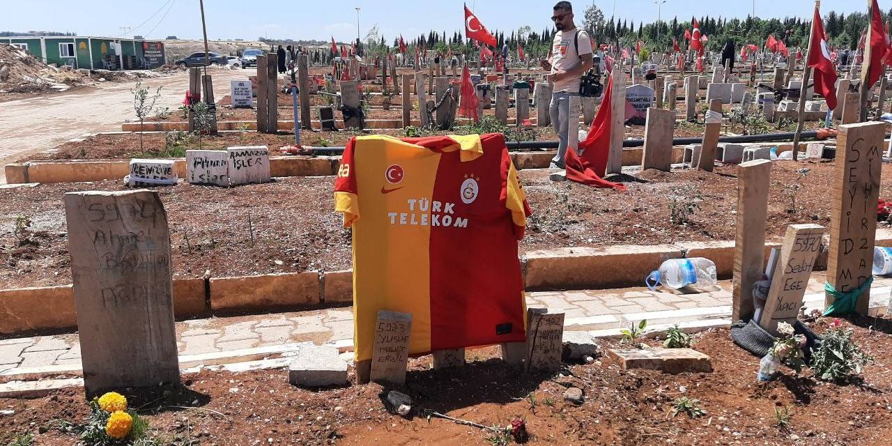 Depremde Hayatını Kaybeden Fanatik Galatasaraylıların Mezar Taşına Forma Asıldı