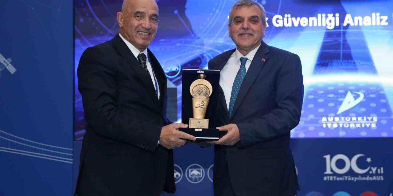 Ulaşımda Belediyecilik Ödülünü Beyazgül Aldı