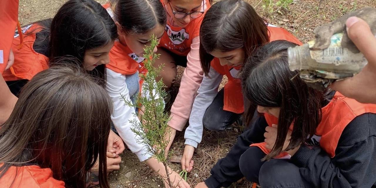 Taşova’da Minik Doğaseverler Parkta Fidan Dikti