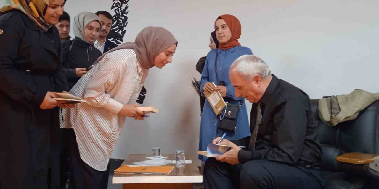 Şair Nurullah Genç Sevenleriyle Buluştu