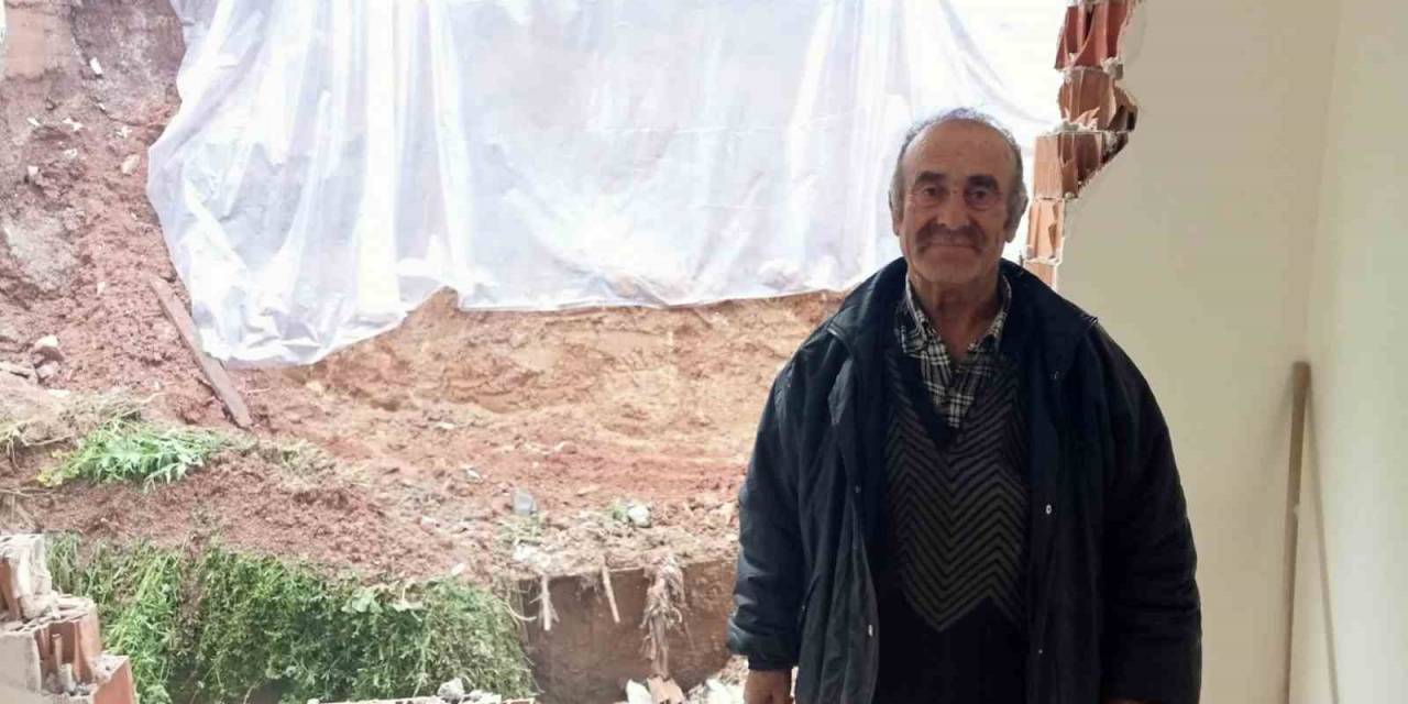 Yağmurda Yıkılan İstinat Duvarı Yaşlı Çiftin Evini Yerle Bir Etti