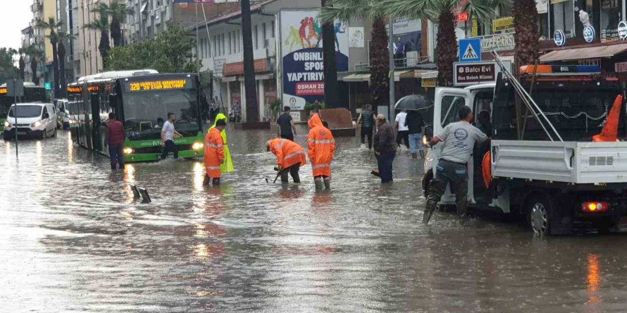 Denizli’de Kuvvetli Yağış Hayatı Felç Etti