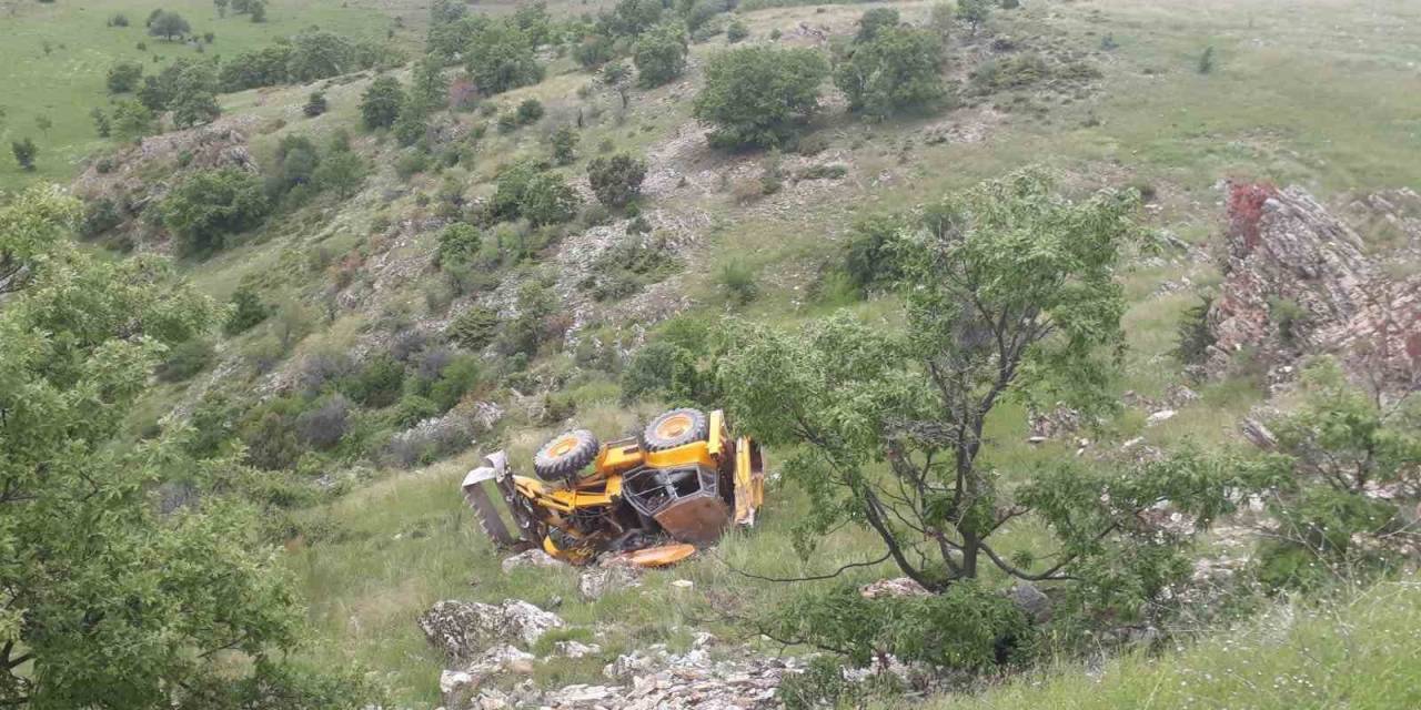 Kontrolden Çıkan İş Makinesi Uçuruma Devrildi