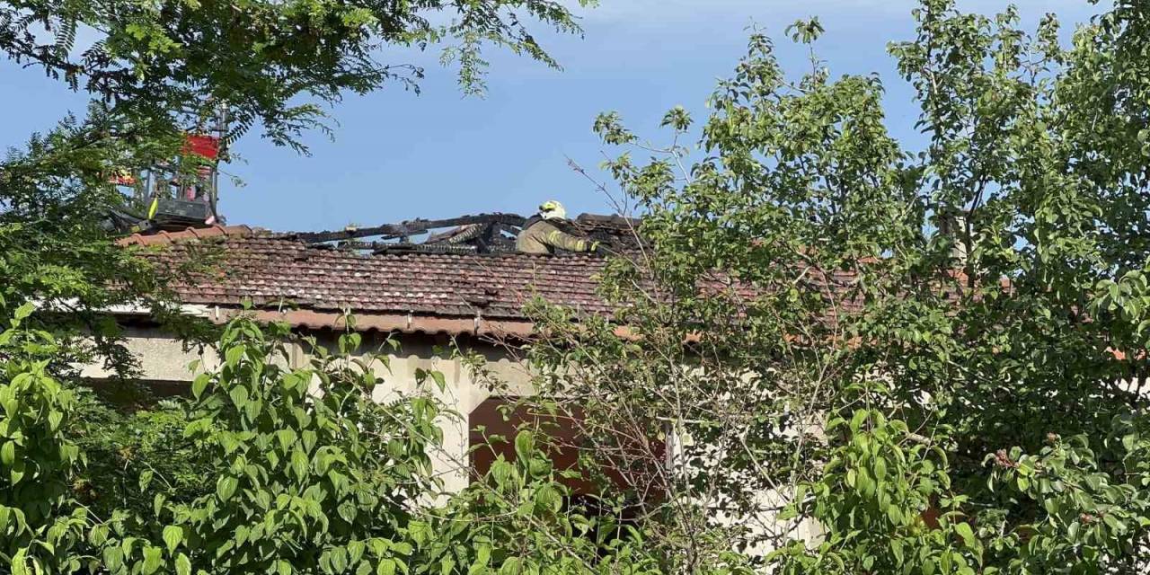 Arnavutköy’de Yeşil Alan Ortasındaki Metruk Binada Korkutan Yangın