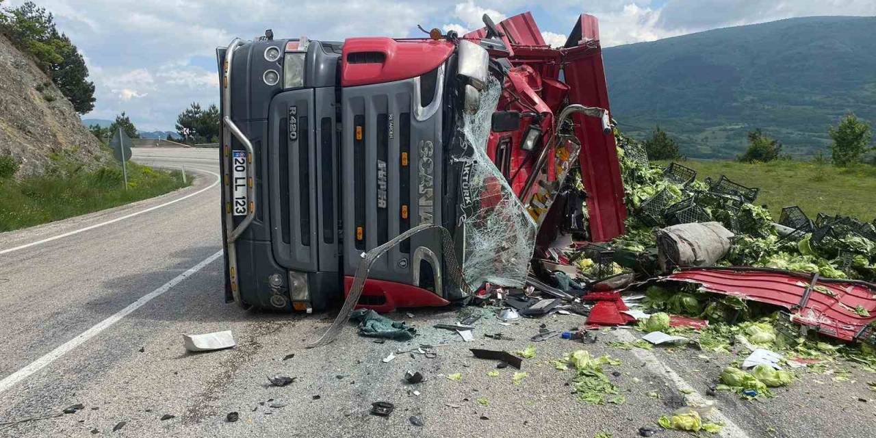 Bolu’da 2 Tır Çarpıştı, Biri Devrildi: 1 Yaralı